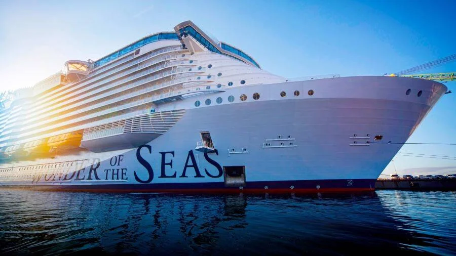 El crucero Wonder of the Seas, uno de los más grandes del mundo, visto desde el muelle al atardecer.
