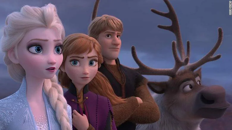 Elsa, Anna, Kristoff y el reno Sven observan algo en una escena de la película animada Frozen 2 de Disney.