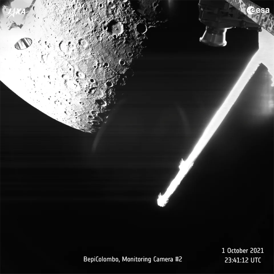 Imagen de la cámara de monitoreo de BepiColombo mostrando Mercurio con sus cráteres durante el sobrevuelo del 1 de octubre de 2021.