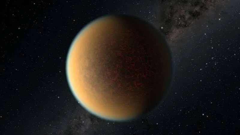 Concepción artística de un exoplaneta rocoso con atmósfera espesa color ocre y superficie volcánica, rodeado de estrellas.