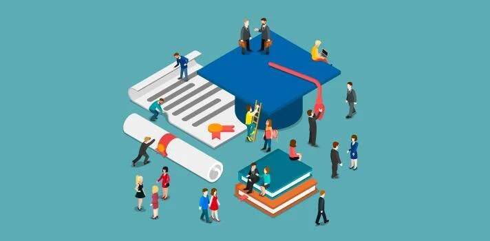 Ilustración isométrica con personas pequeñas rodeando una birrete, diploma y libros gigantes, simbolizando la educación superior.