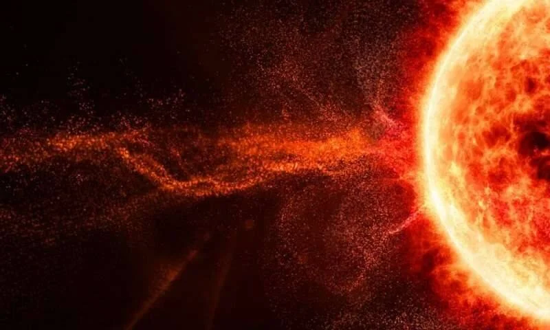 Ilustración de una potente eyección de masa coronal lanzando plasma y partículas desde la superficie del Sol hacia el espacio.