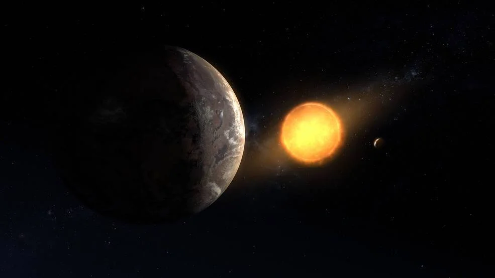 Recreación artística de un exoplaneta similar a la Tierra frente a una estrella naranja y otro planeta menor en el espacio.