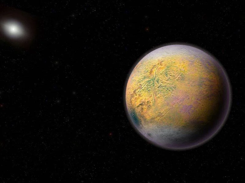 Representación artística de un planeta rocoso de tonos amarillos y verdes en el espacio profundo, con una estrella distante al fondo.