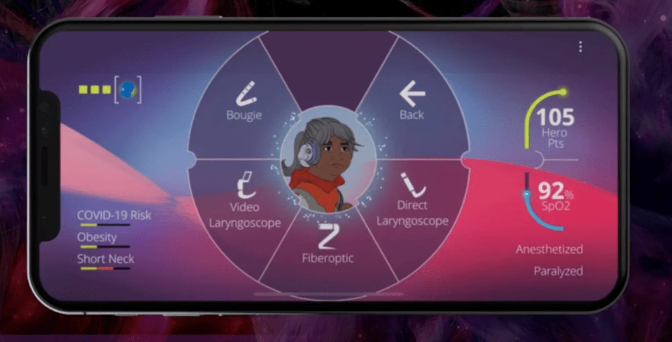 Pantalla de smartphone con un videojuego de simulación médica que muestra opciones de intubación como videolaringoscopio y fibroscopio, con indicadores de SpO2 y puntos de héroe.