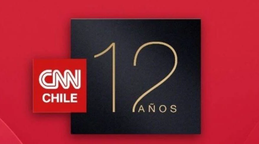 Logo de CNN Chile junto a gráfica conmemorativa de sus 12 años de transmisión.