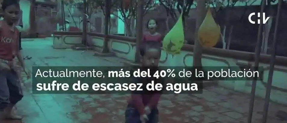 Niños jugando en un patio con el texto: 'Actualmente, más del 40% de la población sufre de escasez de agua'.
