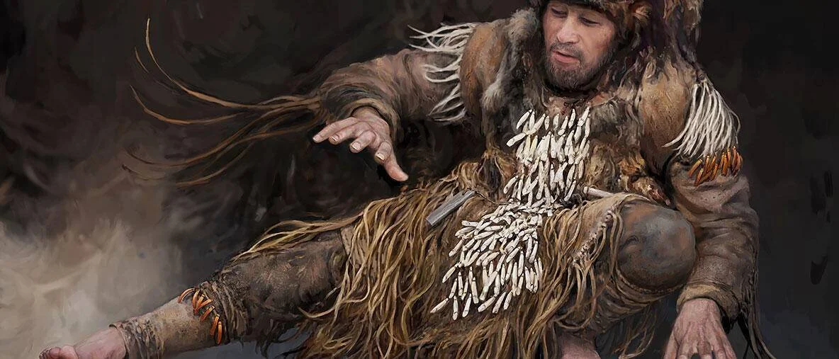 Recreación artística de un hombre prehistórico vestido con pieles, flecos y adornos de hueso, en postura agachada.
