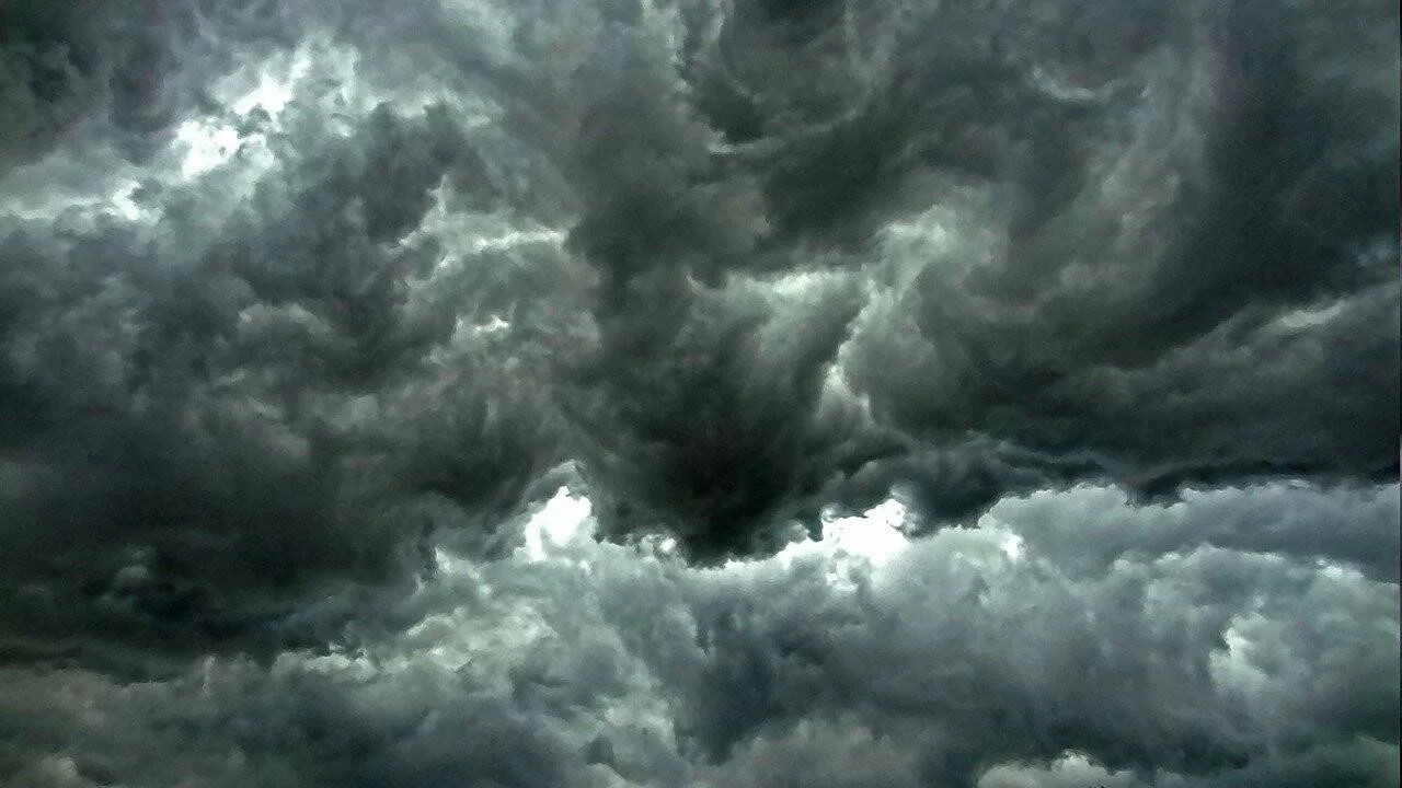 Cielo cubierto por densas nubes de tormenta de tonos gris oscuro, indicando condiciones meteorológicas severas inminentes.
