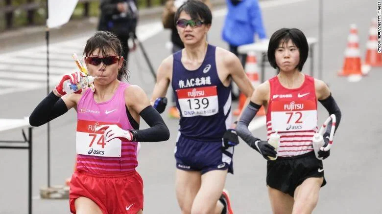 Tres corredoras con dorsales 74, 139 y 72 compiten en una carrera de maratón en Japón.