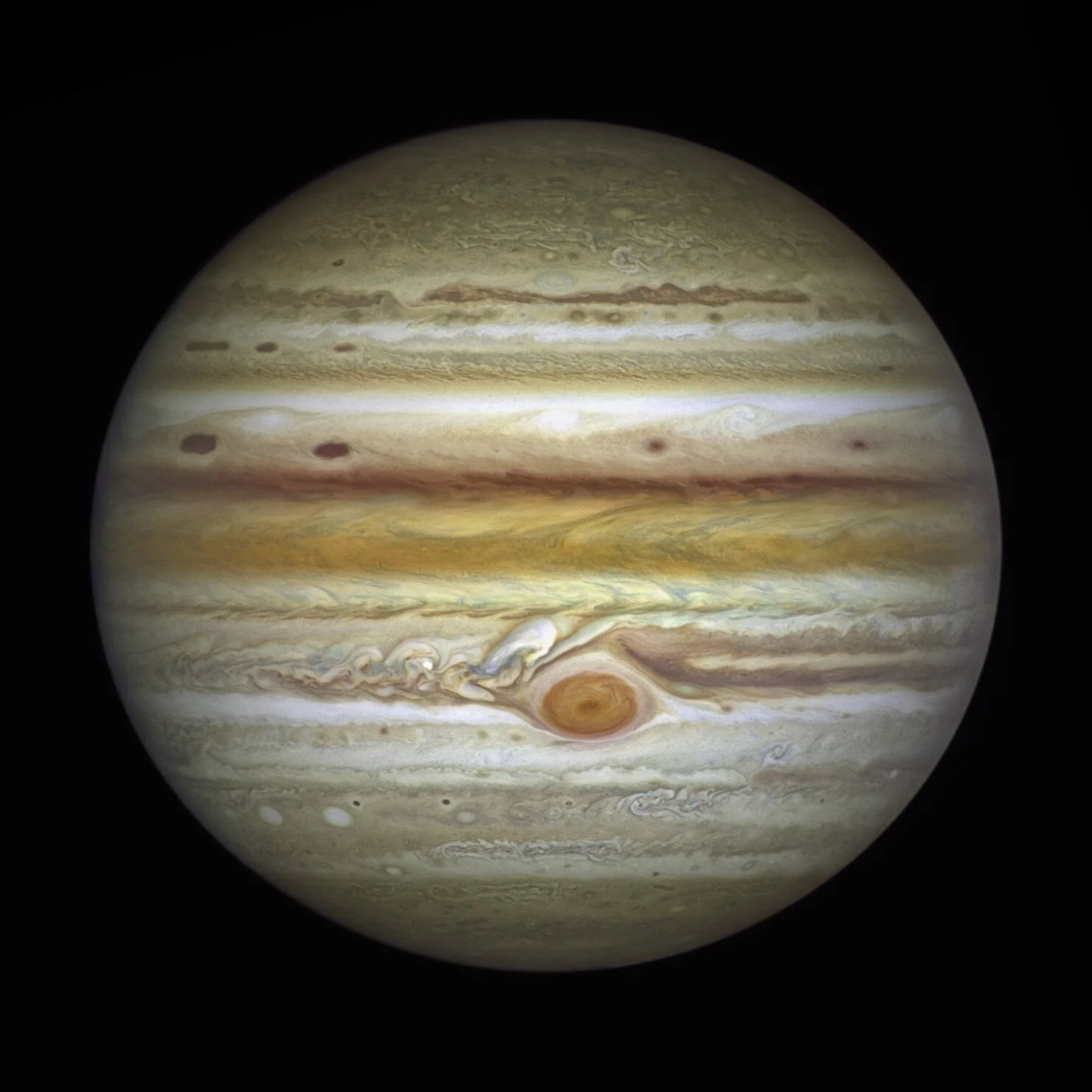 Júpiter fotografiado desde el espacio, mostrando sus bandas de nubes y la Gran Mancha Roja en el hemisferio sur.