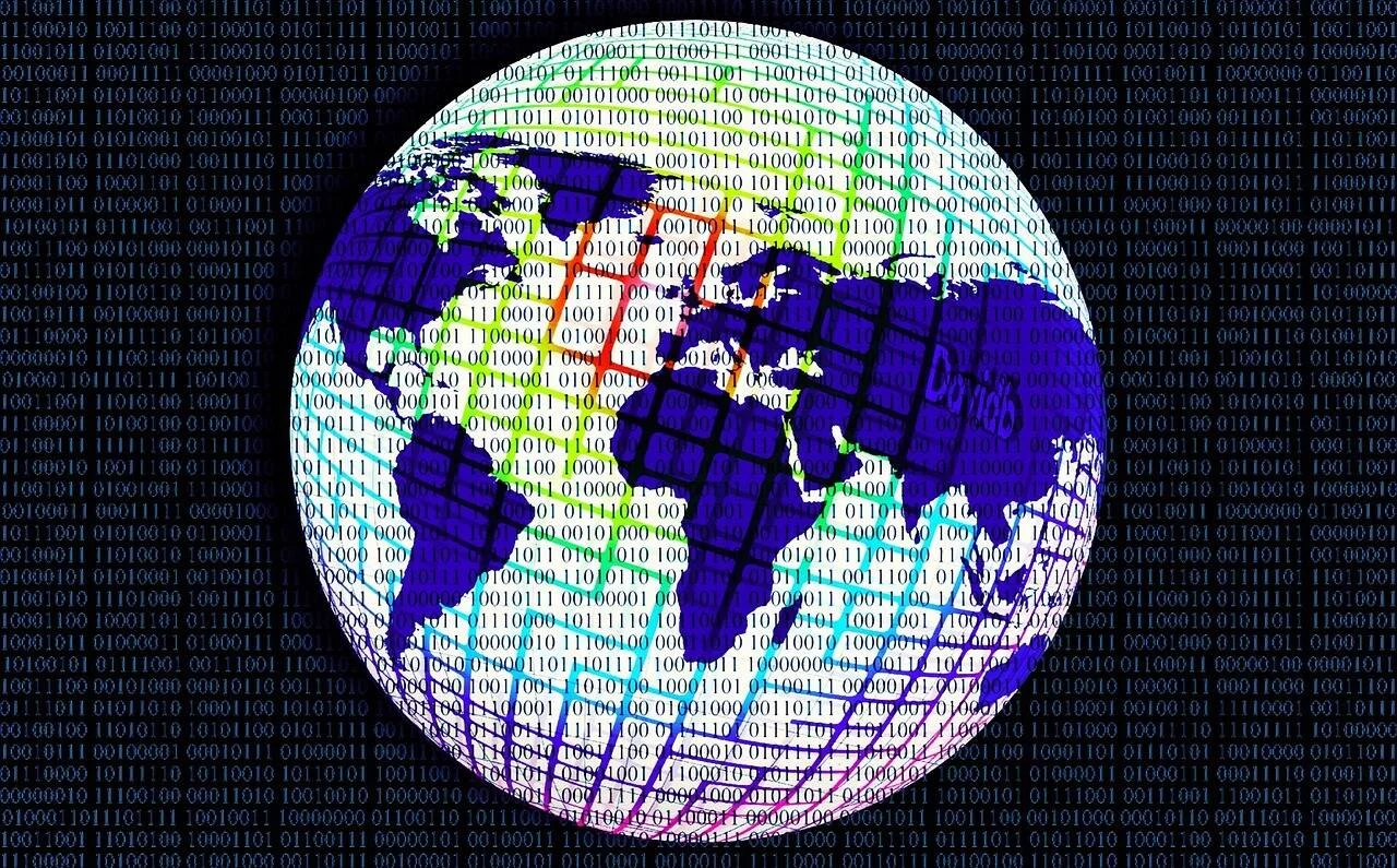 Globo terráqueo superpuesto con código binario y líneas de conexión de colores que representan redes de datos globales.