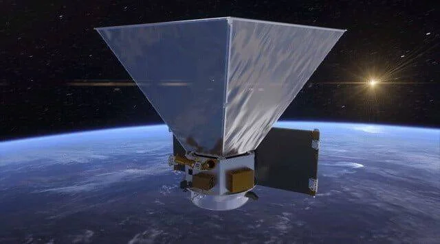 Ilustración artística de un satélite espacial con gran escudo cónico plateado orbitando la Tierra, con el Sol visible al fondo.