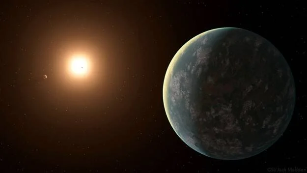 Representación artística de un exoplaneta rocoso con atmósfera junto a su estrella anfitriona en el espacio.