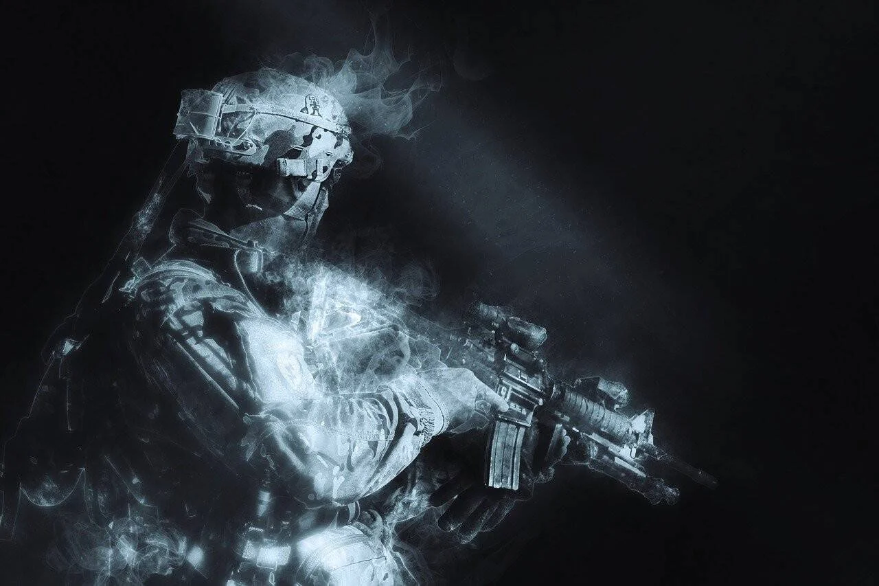 Ilustración artística de un soldado con casco táctico y rifle de asalto, envuelto en humo sobre fondo negro.