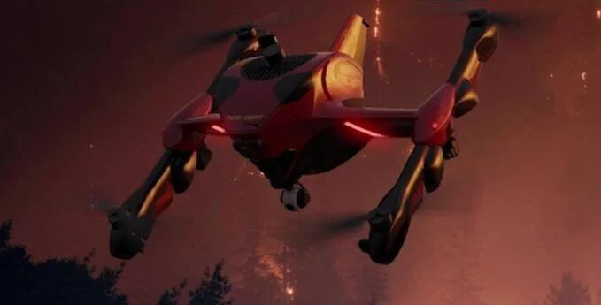 Dron de color rojo con luces LED vuela sobre un incendio forestal con llamas y humo al fondo.