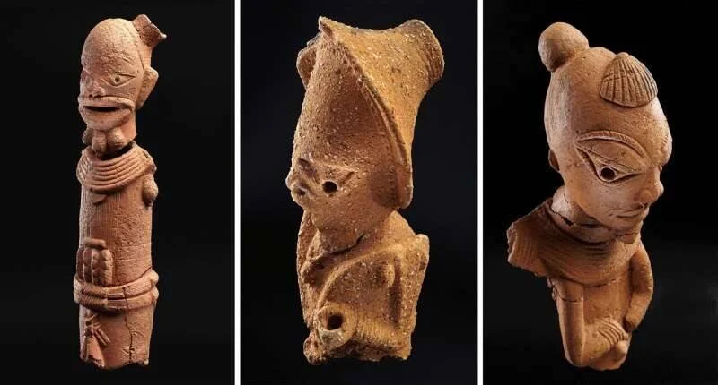 Tres estatuillas antropomorfas de arcilla rojiza de la cultura Nok, mostrando rostros estilizados y detalles decorativos.