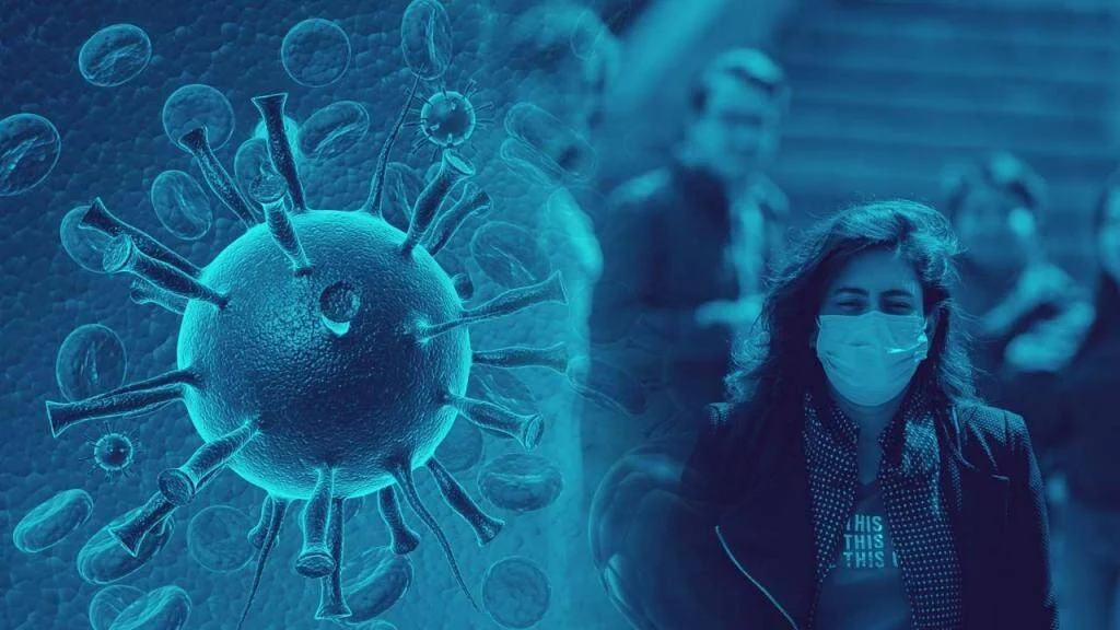Mujer con mascarilla quirúrgica entre personas, junto a una representación 3D del virus SARS-CoV-2 en tono azul.