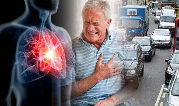 Hombre mayor se lleva la mano al pecho con gesto de dolor, junto a ilustración de corazón inflamado y tráfico vehicular al fondo.