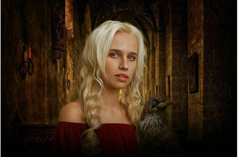 Ilustración digital de una joven rubia con vestido rojo y un cuervo sobre el hombro en un pasillo de castillo medieval iluminado con velas.