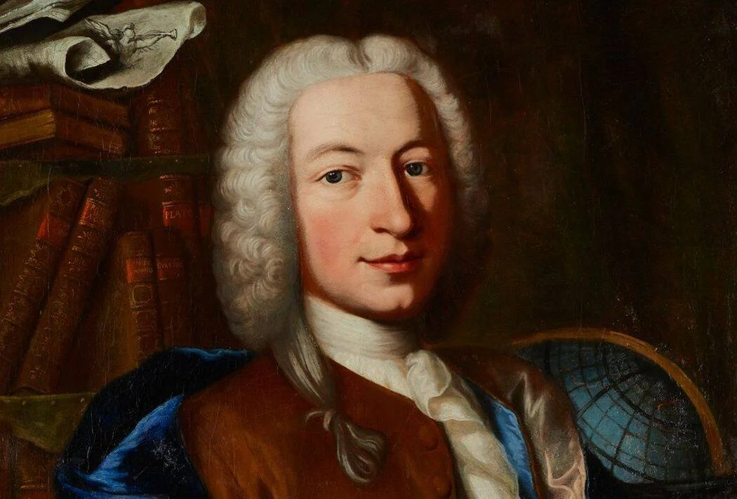 Pintura al óleo de un hombre con peluca blanca rizada, rodeado de libros y un globo terráqueo, estilo retrato del siglo XVIII.
