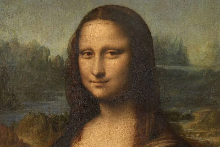 Detalle del famoso óleo La Mona Lisa de Leonardo da Vinci, con su característico paisaje de fondo y sonrisa enigmática.