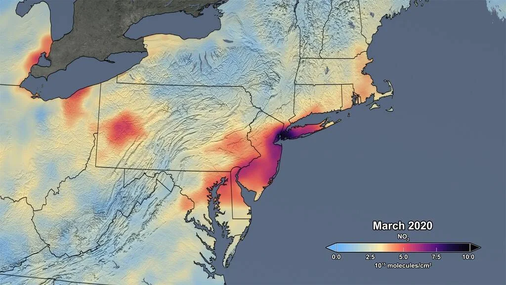 Mapa satelital del noreste de EE.UU. en marzo de 2020 mostrando concentraciones de dióxido de nitrógeno, con niveles más altos en el área metropolitana de Nueva York.