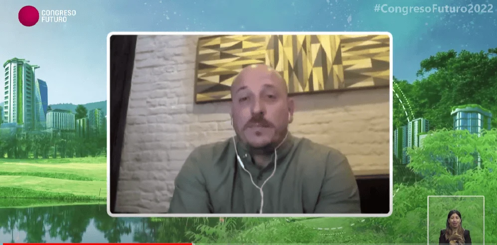 Hombre calvo con bigote participa por videollamada en el Congreso Futuro 2022, con intérprete de señas en pantalla secundaria.