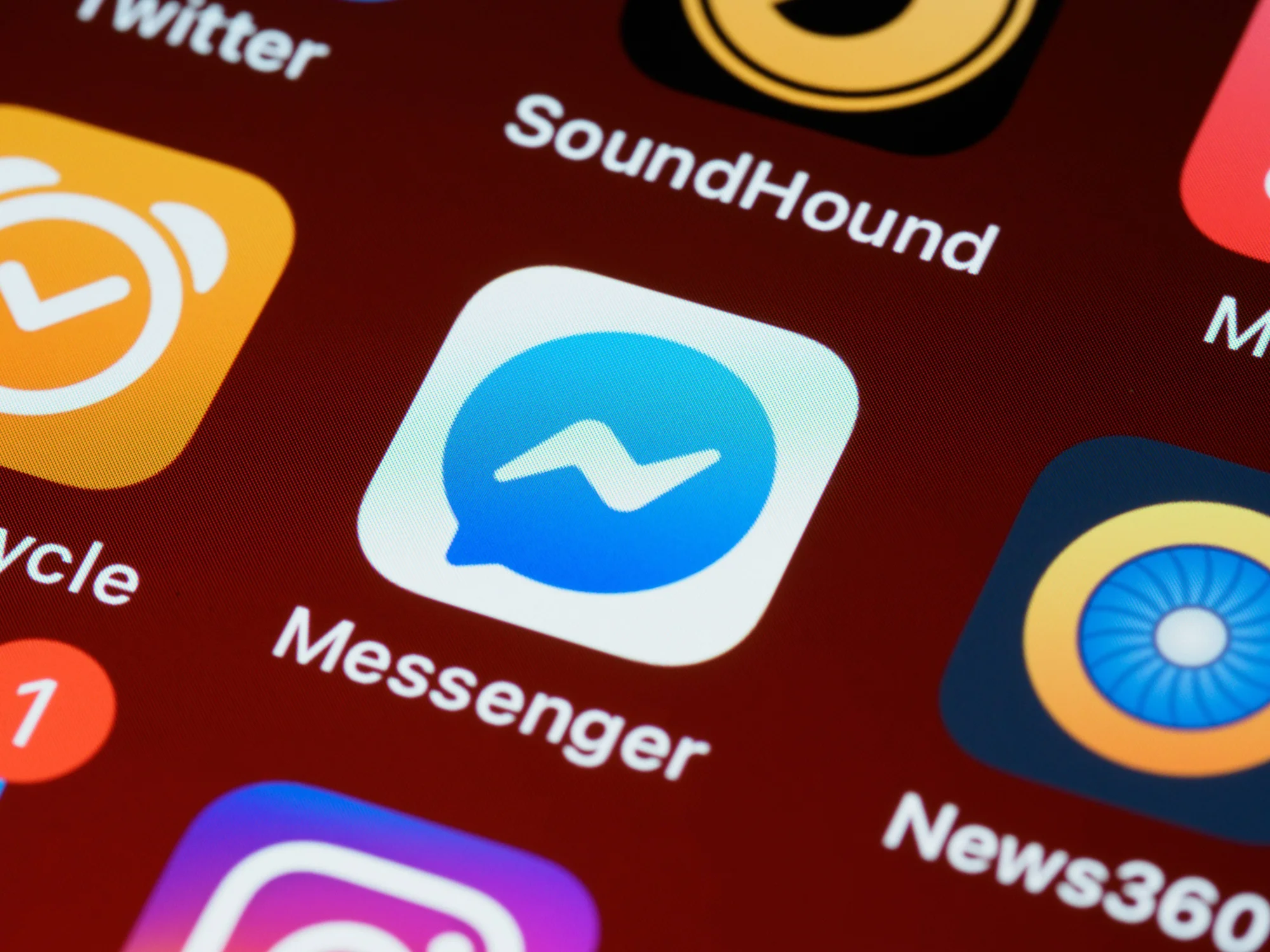 Pantalla de smartphone con el ícono de la app Facebook Messenger destacado entre otras aplicaciones como Twitter y SoundHound.