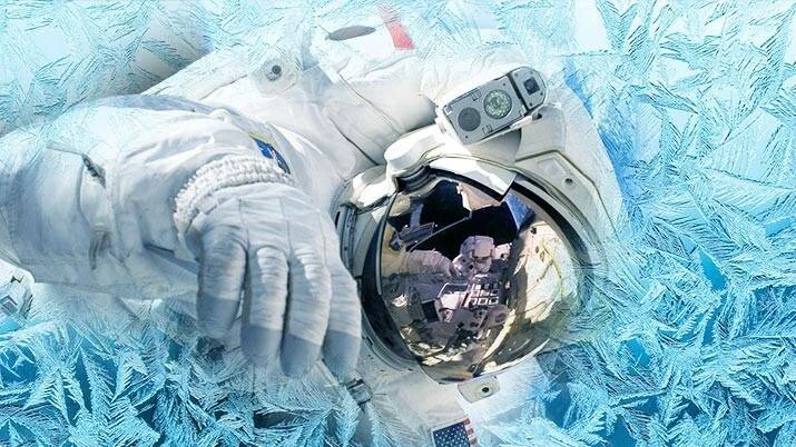 Astronauta en traje espacial con visera reflectante sobre un fondo de cristales de hielo azules.