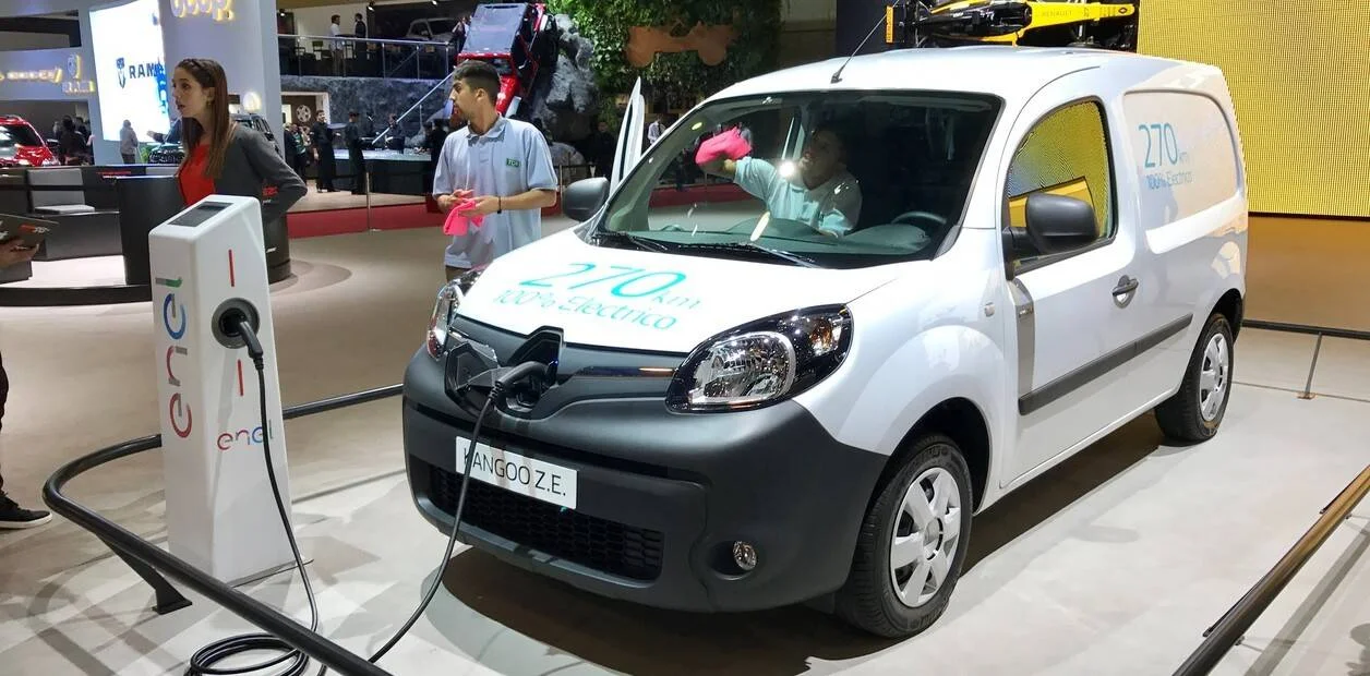 Renault Kangoo Z.E. 100% eléctrico conectado a un cargador Enel en un salón del automóvil, con autonomía de 270 km.