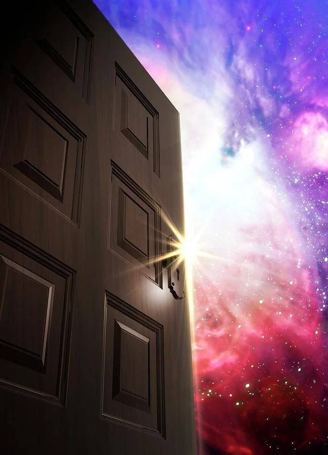 Una puerta de madera entreabierta emite luz intensa desde su cerradura, con un cosmos de nebulosas violetas y estrellas al fondo.