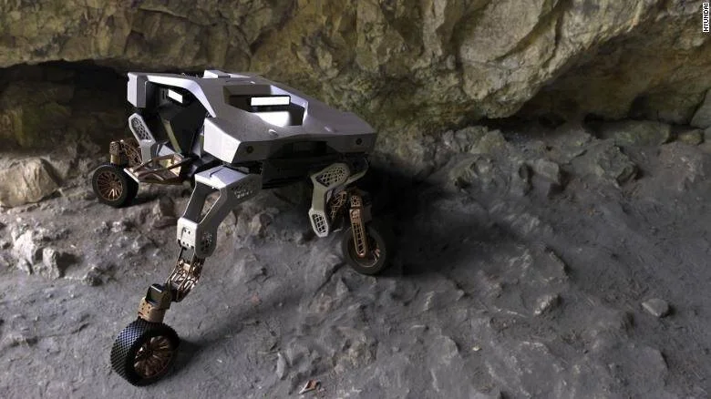 Robot de Hyundai con cuatro extremidades articuladas y ruedas navega sobre terreno rocoso en una cueva.