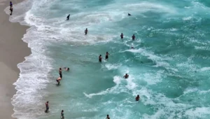 Vista aérea del océano durante una ola de calor marina en medio de temperaturas récord registradas en junio.
