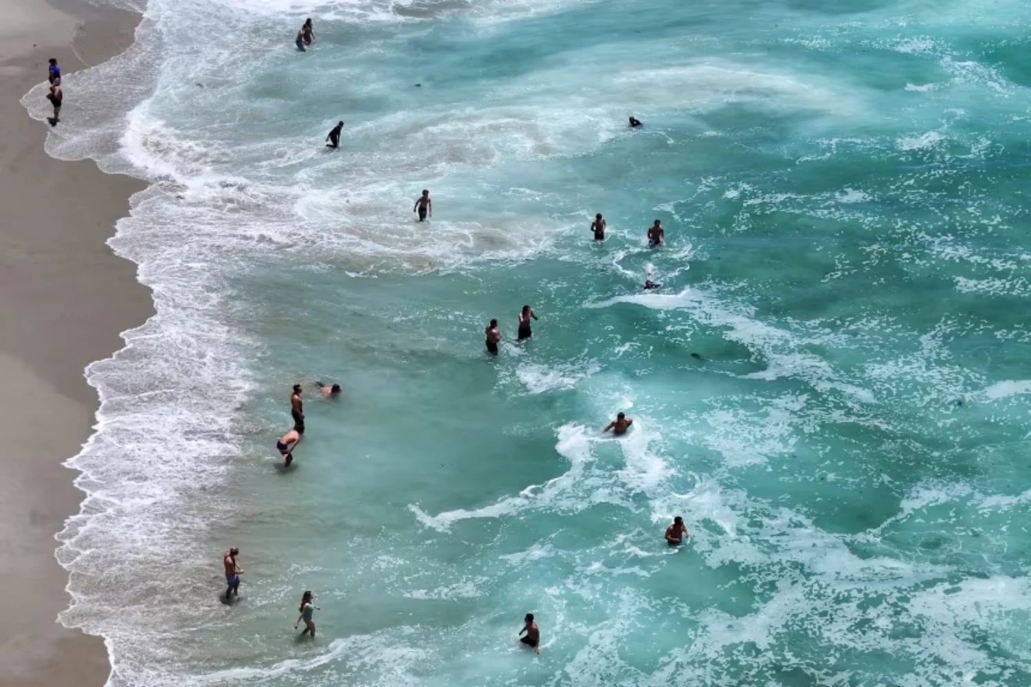 Vista aérea del océano durante una ola de calor marina en medio de temperaturas récord registradas en junio.